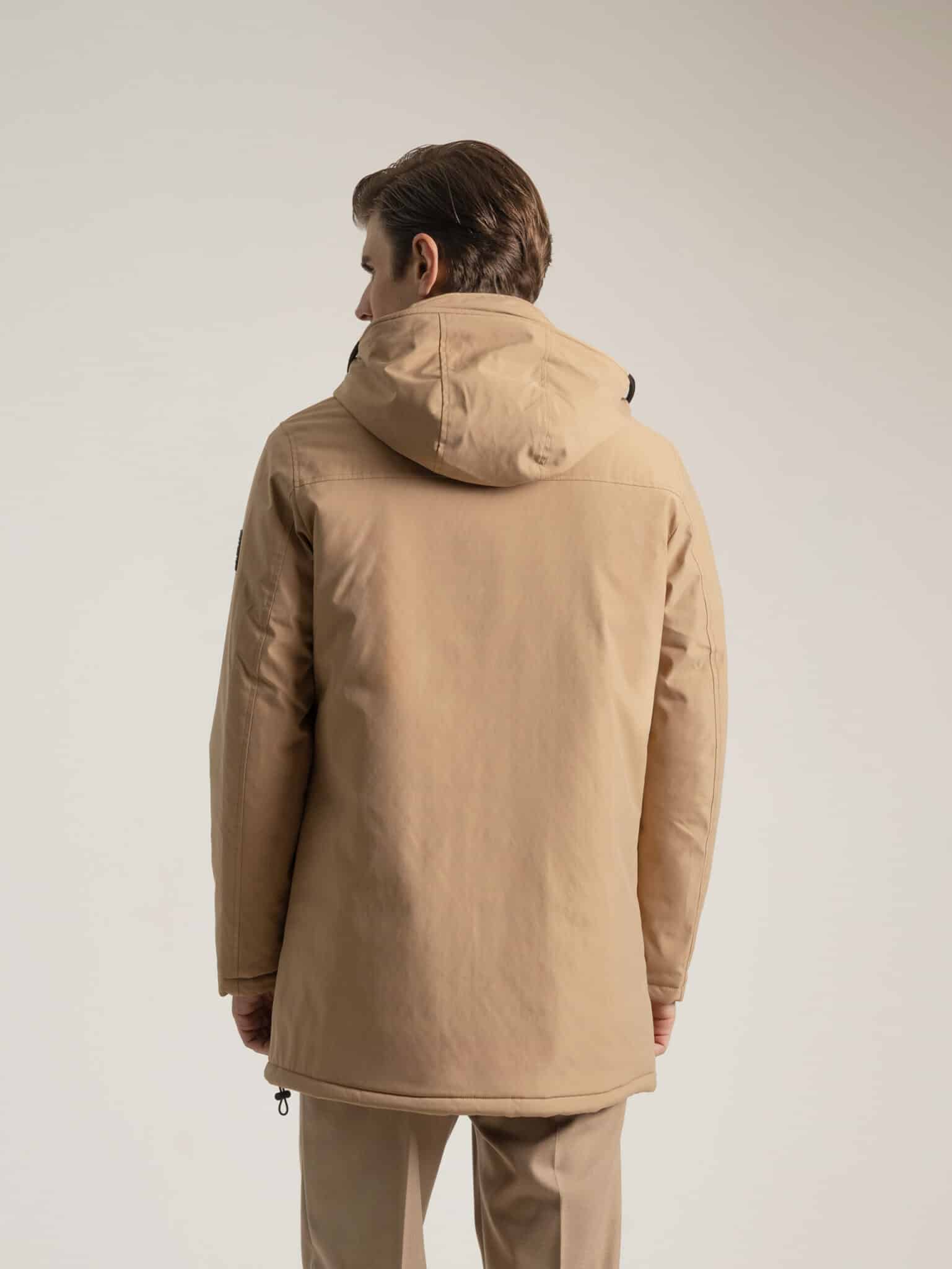 PuroEgo Abrigo Beige con Capucha Técnica — Hombre