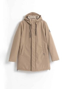 Abrigo beige con capucha PuroEgo tendido sin modelo, de frente sobre fondo blanco, con tapeta cerrada, bolsillos laterales y cordones.