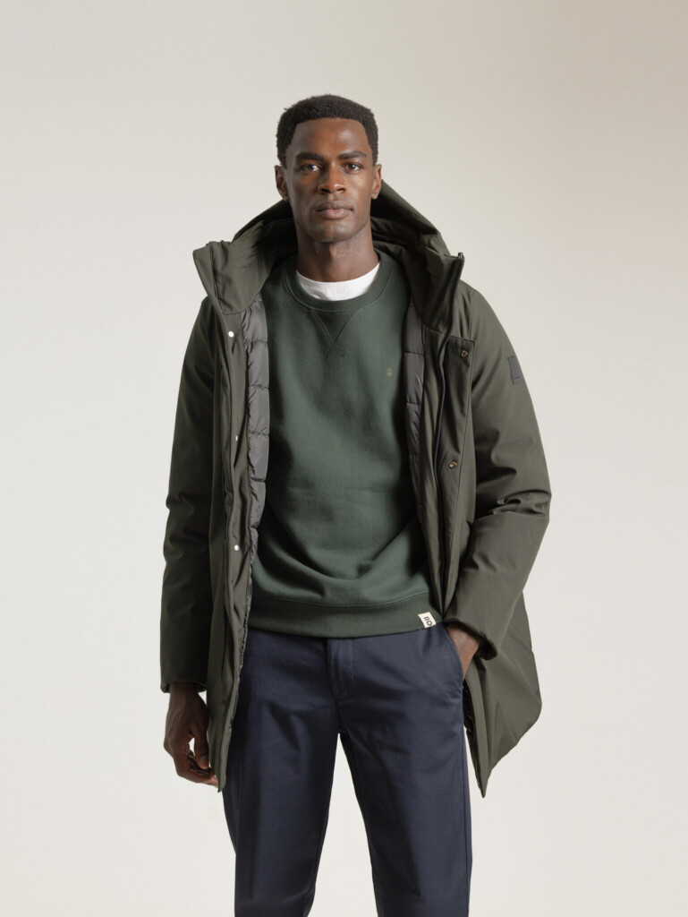 Parka acolchada verde oliva con capucha y cierre frontal, modelo PuroEgo