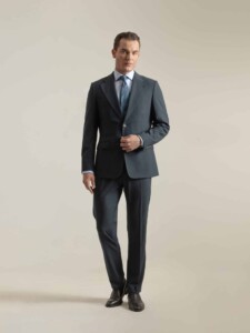 Traje azul petróleo de dos piezas con chaqueta de dos botones y solapa de muesca
