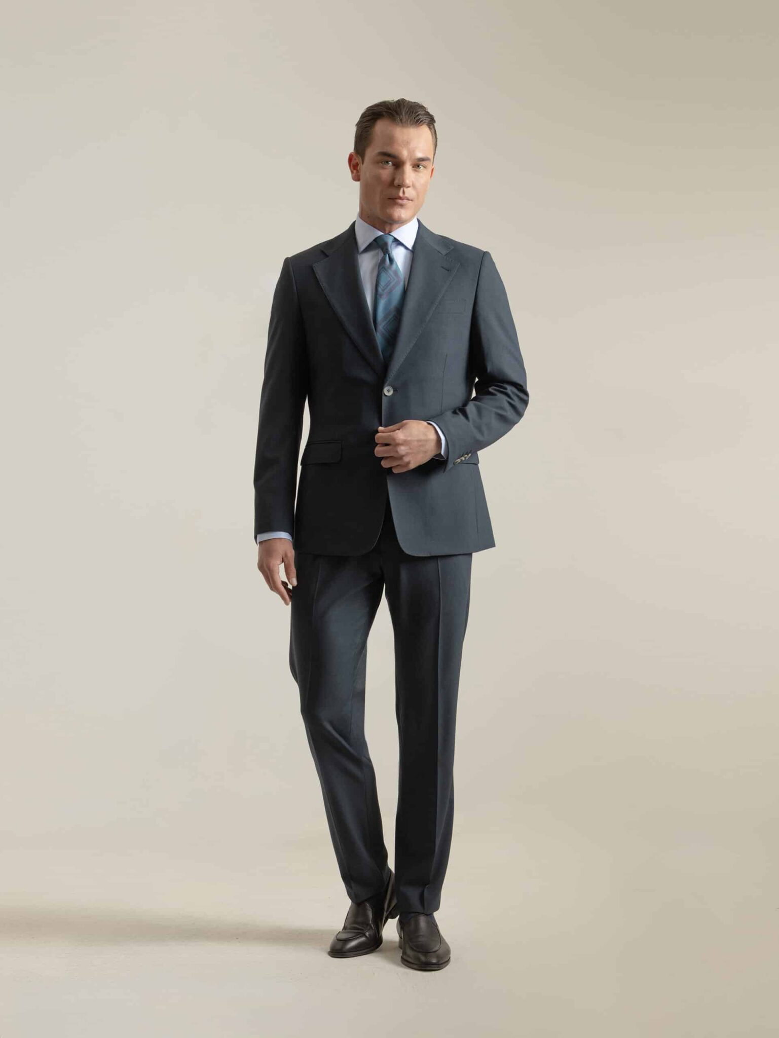Traje azul petróleo de dos piezas con chaqueta de dos botones y solapa de muesca