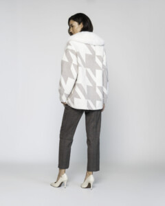 Abrigo con pied de poule blanco y beige y cuello de pelo, vista frontal.