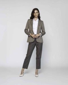 Blazer a cuadros beige y marrón con corte entallado, modelo Formentera, vista frontal.