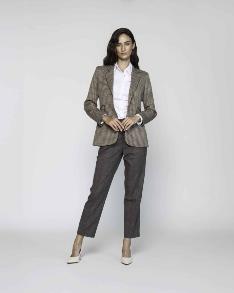 Blazer a cuadros beige y marrón con corte entallado, modelo Formentera, vista frontal.