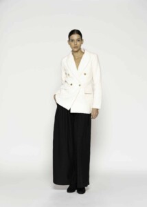 Blazer blanco cruzado con textura tweed y botones dorados, modelo Formentera, frente.