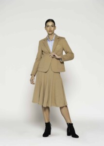 Blazer camel con bordado en el pecho y bolsillos frontales, modelo Formentera, frente.