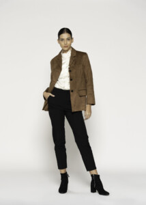 Blazer camel efecto ante con tres botones y bolsillos, modelo Formentera, vista frontal.