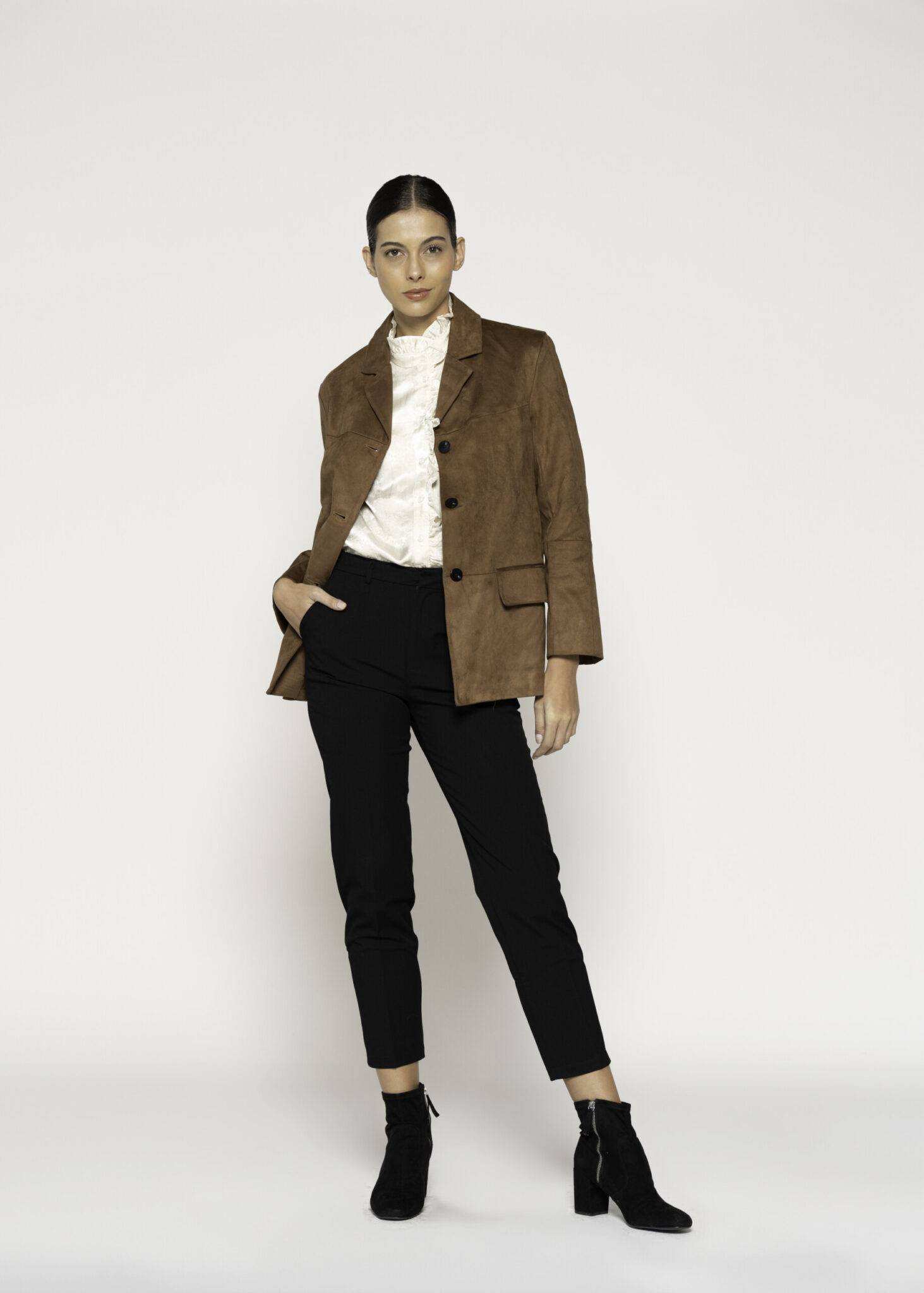 Blazer camel efecto ante con tres botones y bolsillos, modelo Formentera, vista frontal.