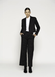 Blazer negro con rayas finas blancas verticales, doble botonadura y solapa, modelo Formentera, frente.