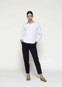 Blusa a rayas finas azules y blancas con cuello clásico y manga larga, modelo Formentera, frente.