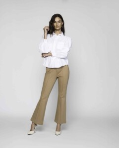 Blusa blanca con cuello camisero, cinturón en la cintura y manga larga, modelo Formentera, frente.