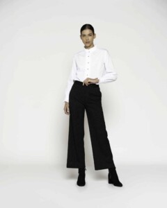 Blusa blanca con cuello mao y botones frontales, manga larga, modelo Formentera.