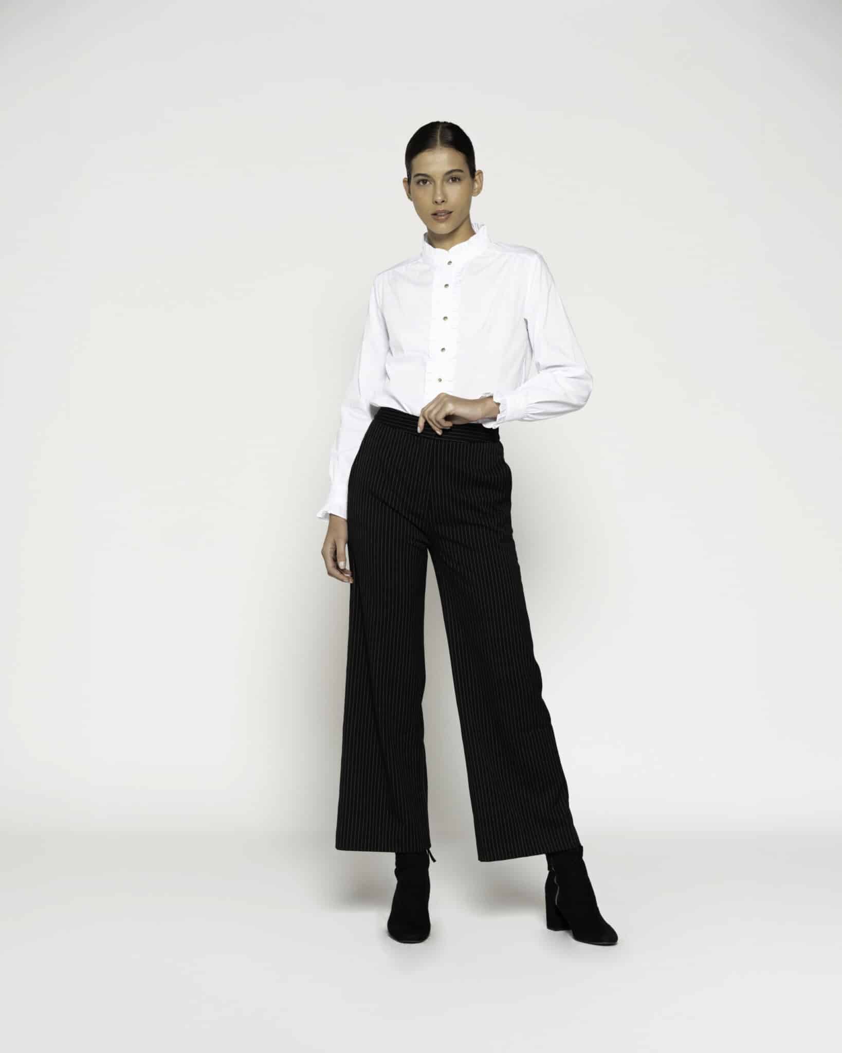 Blusa blanca con cuello mao y botones frontales, manga larga, modelo Formentera.
