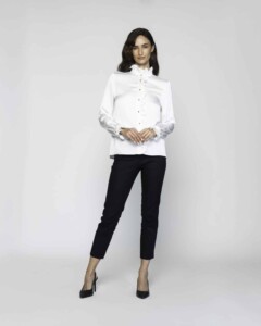 Blusa blanca con cuello volante y manga larga, modelo Formentera, vista frontal completa