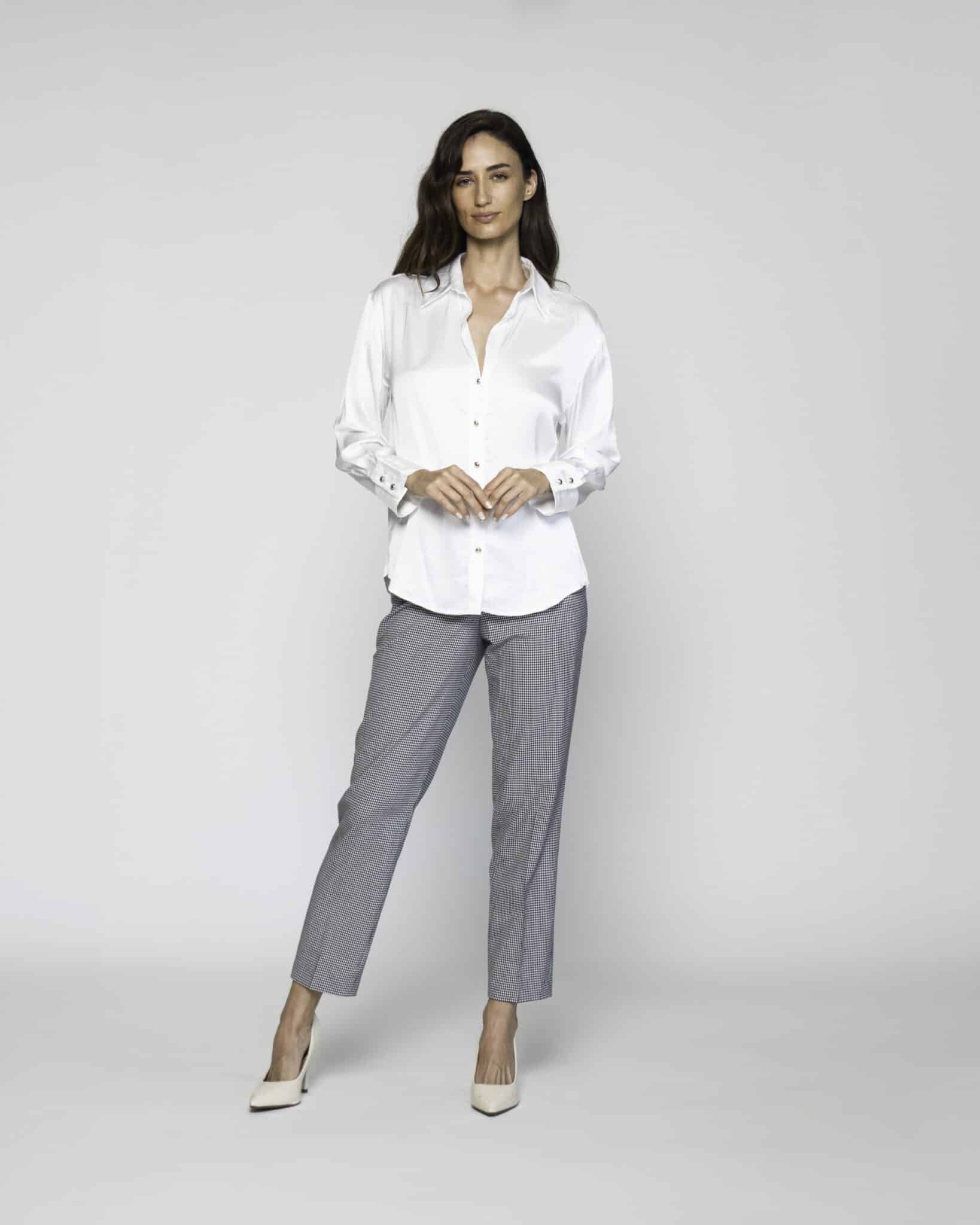 Blusa blanca de popelín con cuello clásico y manga larga, modelo Formentera, frente.