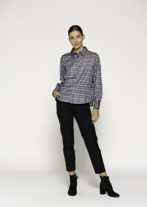 Blusa con estampado geométrico azul y gris, manga larga con cuello, modelo Formentera, frente.