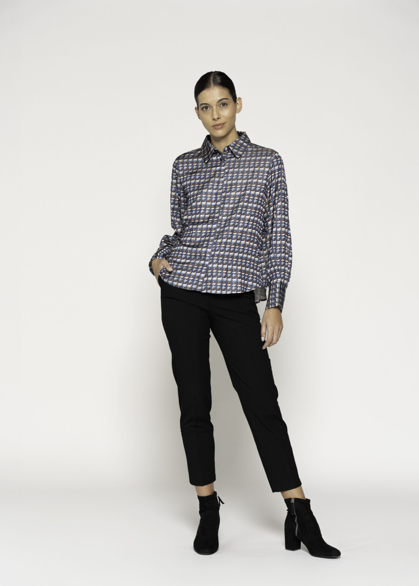 Blusa con estampado geométrico azul y gris, manga larga con cuello, modelo Formentera, frente.