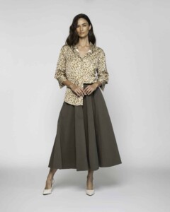 Blusa con estampado beige y dorado, cuello en V y manga 3/4, modelo Formentera, frente.