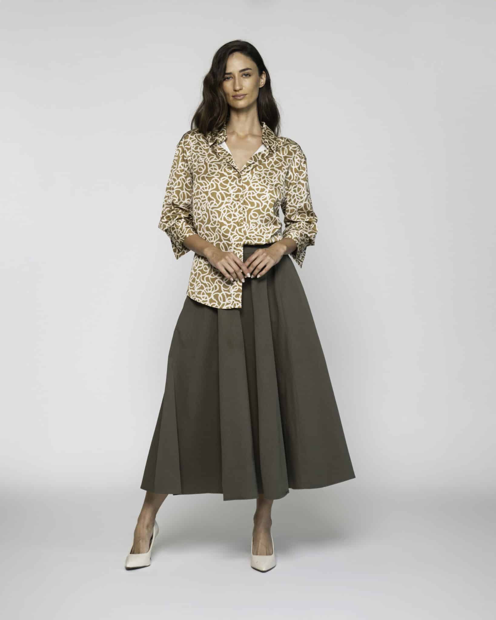 Blusa con estampado beige y dorado, cuello en V y manga 3/4, modelo Formentera, frente.