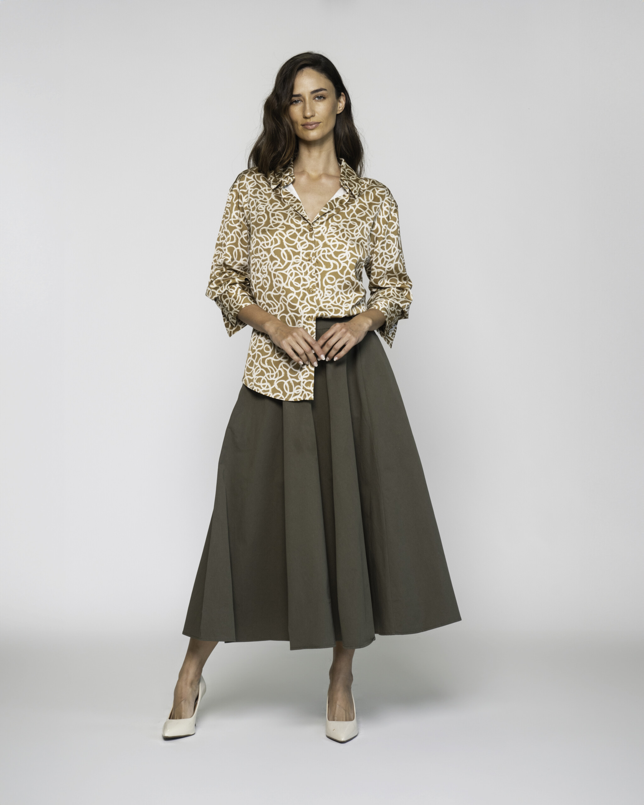 Blusa con estampado beige y dorado, cuello en V y manga 3/4, modelo Formentera, frente.