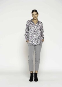Blusa con estampado rosa, gris y blanco, cuello clásico y manga larga, modelo Formentera, frente.