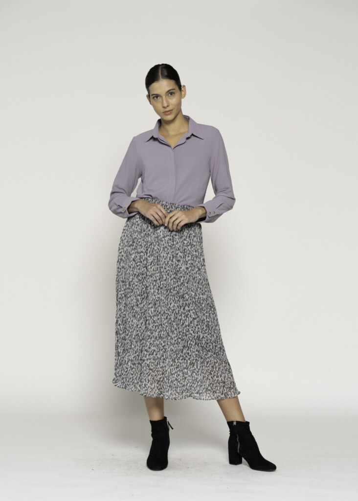 Blusa morada con cuello clásico y manga larga, modelo Formentera, vista frontal