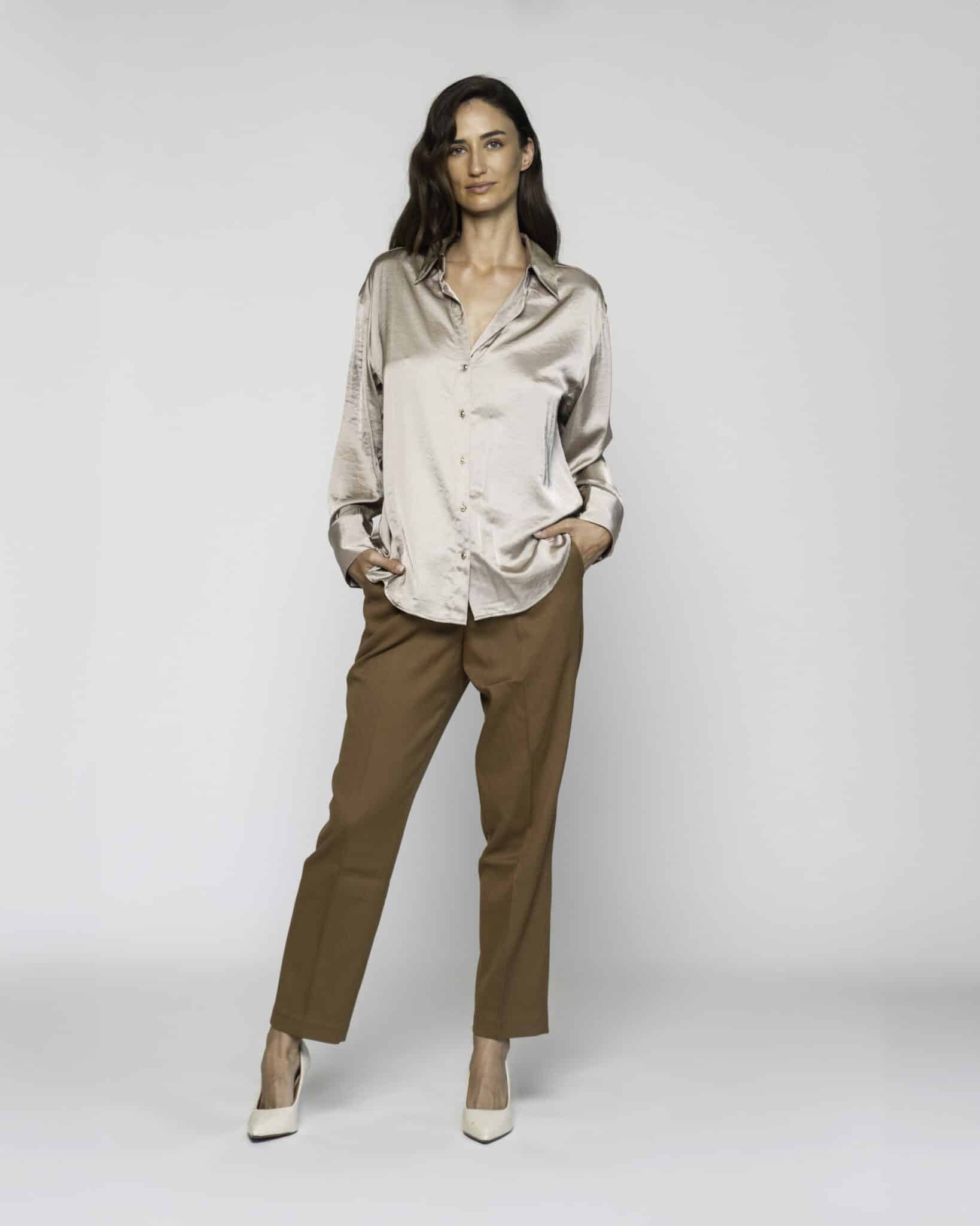 Blusa satinada beige con cuello camisero y botones, modelo Formentera, vista frontal.