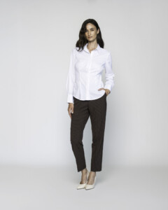 Camisa blanca con pinzas en el frente y cuello clásico, modelo Formentera, vista frontal.