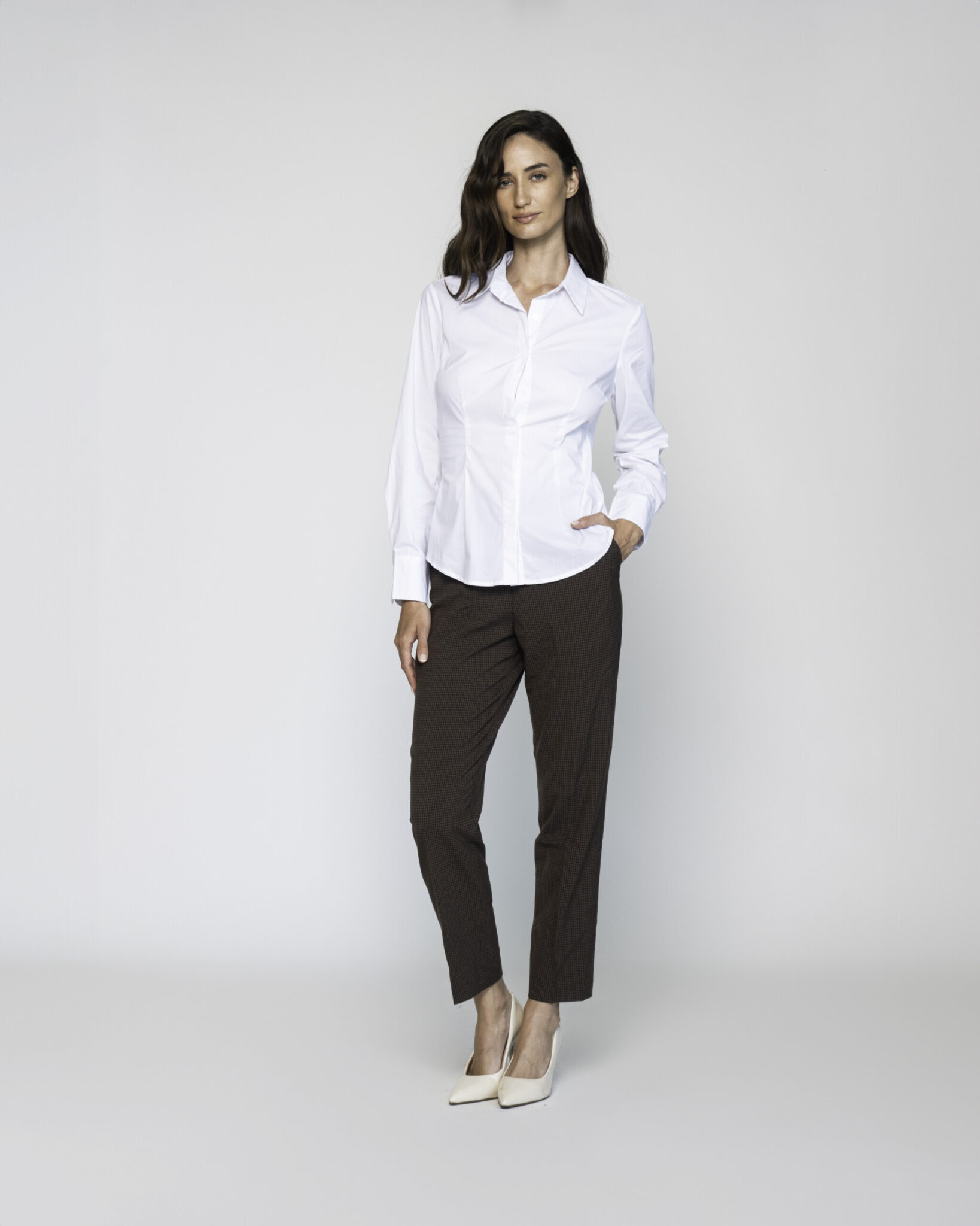 Camisa blanca con pinzas en el frente y cuello clásico, modelo Formentera, vista frontal.