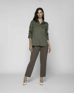 Camisa verde militar con dos bolsillos en el pecho y manga larga, modelo Formentera, frente.