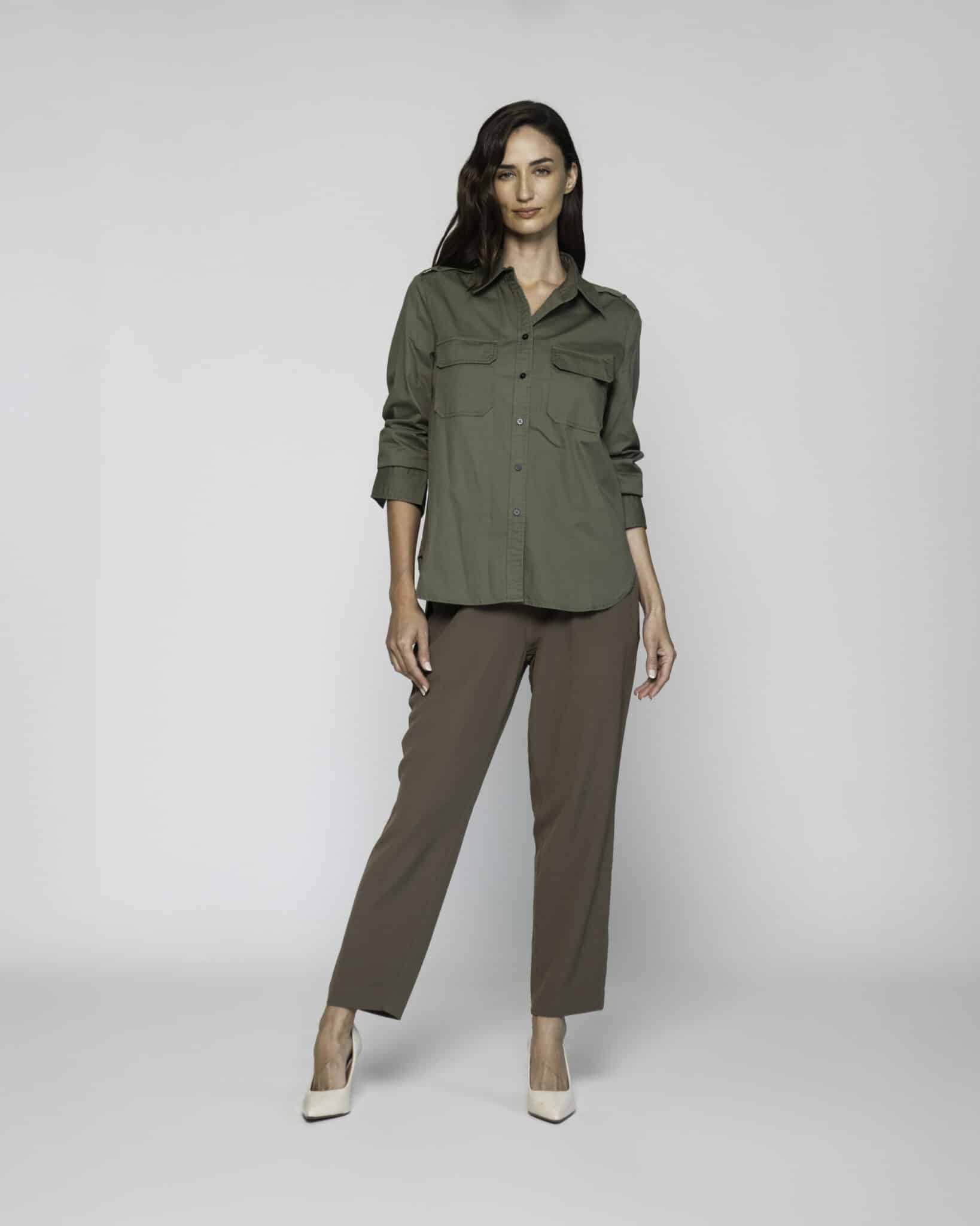 Camisa verde militar con dos bolsillos en el pecho y manga larga, modelo Formentera, frente.