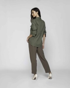 Vista de espalda de camisa verde militar con mangas arremangadas y pantalón a juego en tonos tierra, modelo Formentera