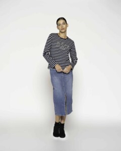 Camiseta a rayas azul marino y blancas con texto bordado, manga larga, modelo Formentera, frente.