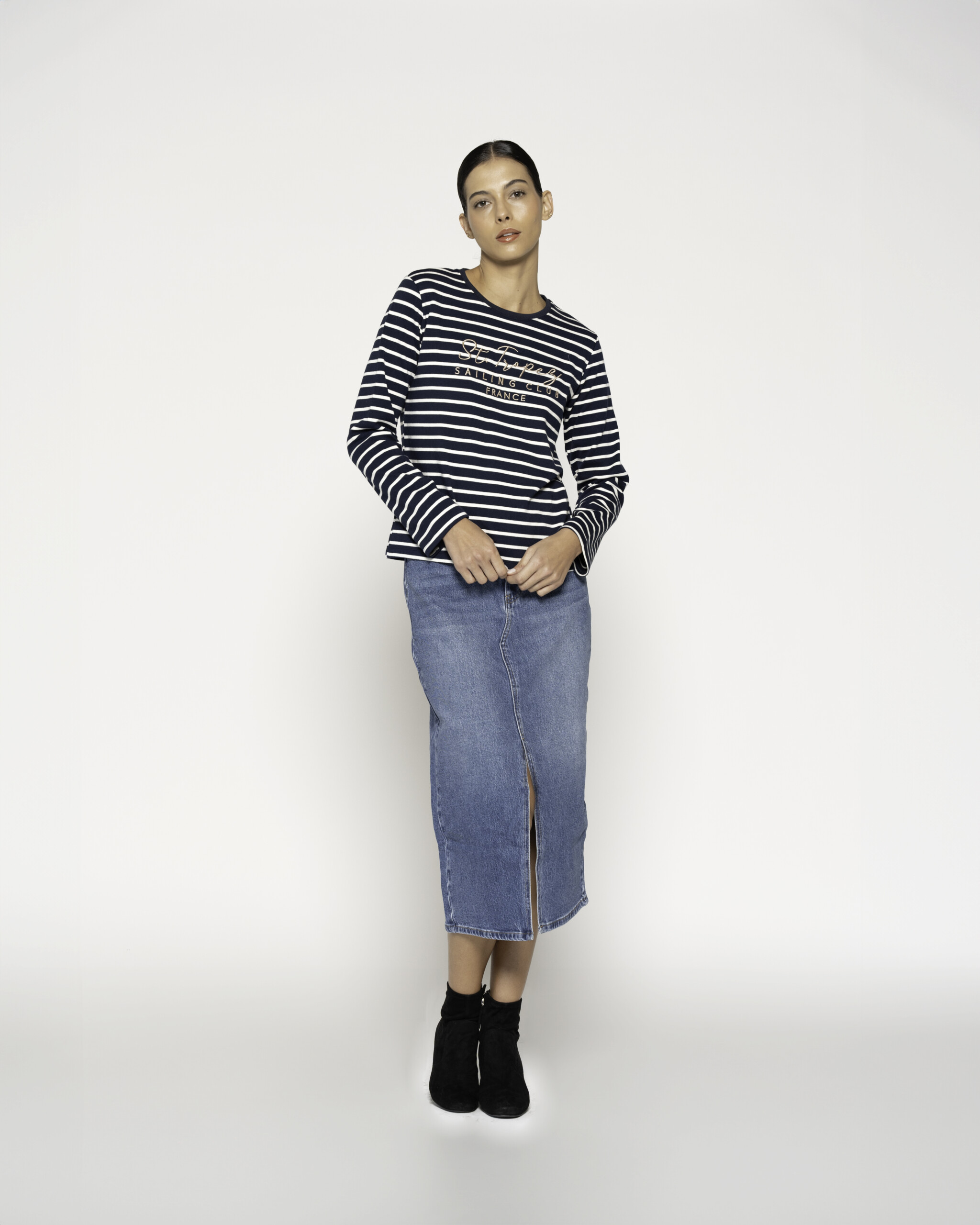 Camiseta a rayas azul marino y blancas con texto bordado, manga larga, modelo Formentera, frente.