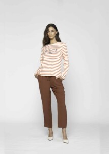 Camiseta a rayas blancas y naranjas con bordado en el pecho, manga larga, modelo Formentera, frente.