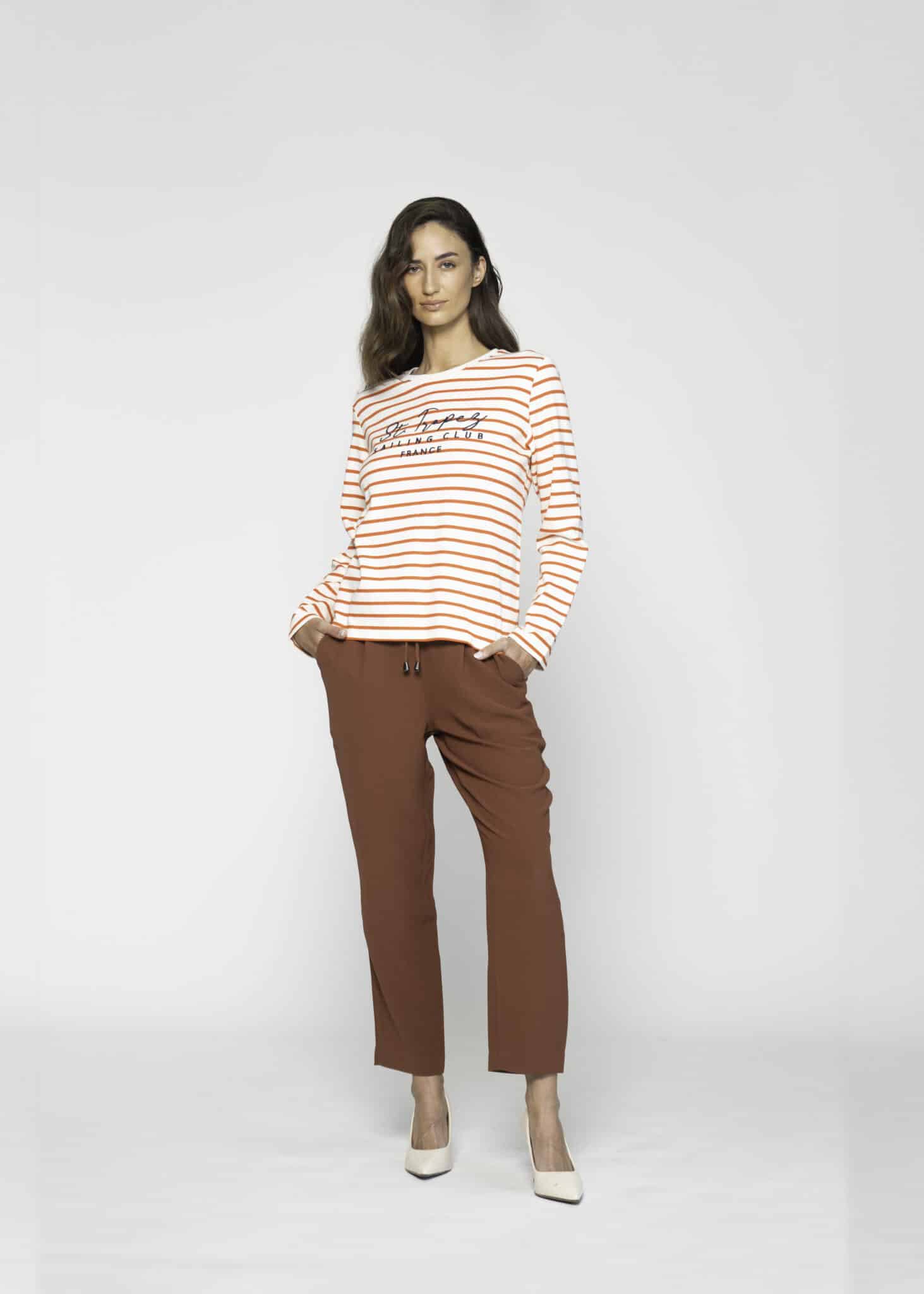 Camiseta a rayas blancas y naranjas con bordado en el pecho, manga larga, modelo Formentera, frente.
