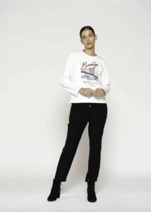 Camiseta blanca manga larga con estampado Brooklyn Bridge NY, modelo Formentera, frente.
