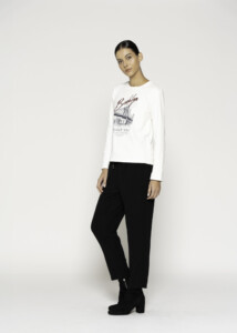 Vista completa de cuerpo entero con camiseta blanca estampado Brooklyn Bridge y pantalón negro, modelo Formentera