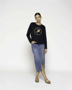Camiseta negra de manga larga con estampado circular de pegaso dorado y texto, modelo Formentera.