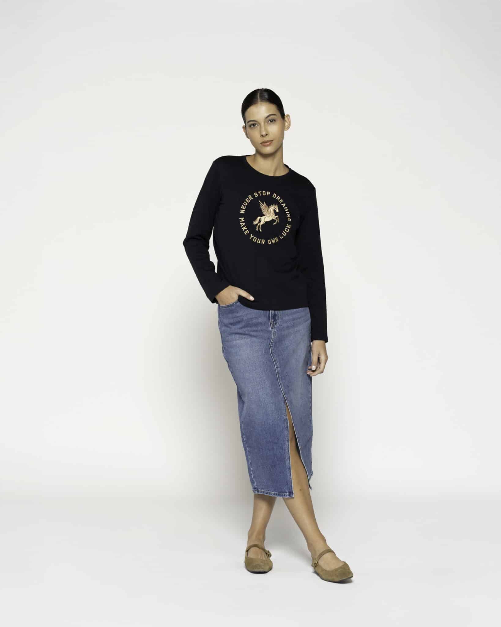 Camiseta negra de manga larga con estampado circular de pegaso dorado y texto, modelo Formentera.