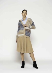Cardigan tejido a rayas beige, azul y blanco con botones y cuello en V, modelo Formentera.