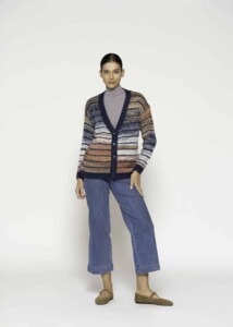 Cardigan tejido a rayas horizontales azul, beige, naranja y blanco con botones, modelo Formentera, frente.