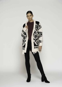 Cardigan tejido crudo con estampado jacquard negro y flecos, modelo Formentera, frente abierto.