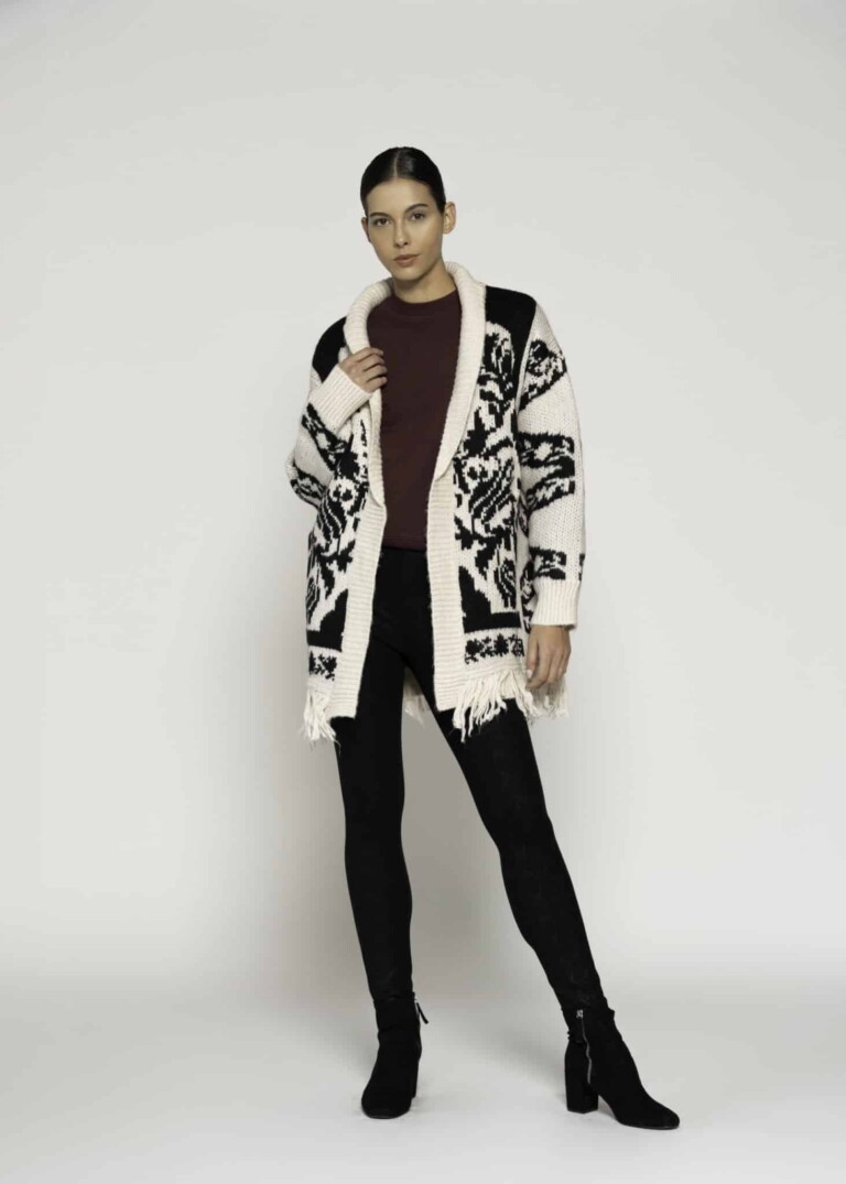 Cardigan tejido crudo con estampado jacquard negro y flecos, modelo Formentera, frente abierto.