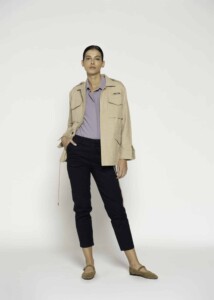 Chaqueta beige estilo militar con cuatro bolsillos frontales y hombreras, modelo Formentera.