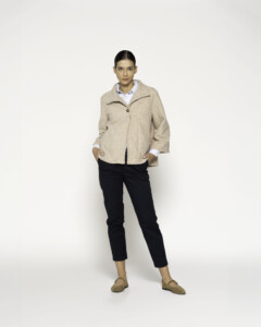 Chaqueta corta beige con cuello vuelto y un botón, vista frontal.