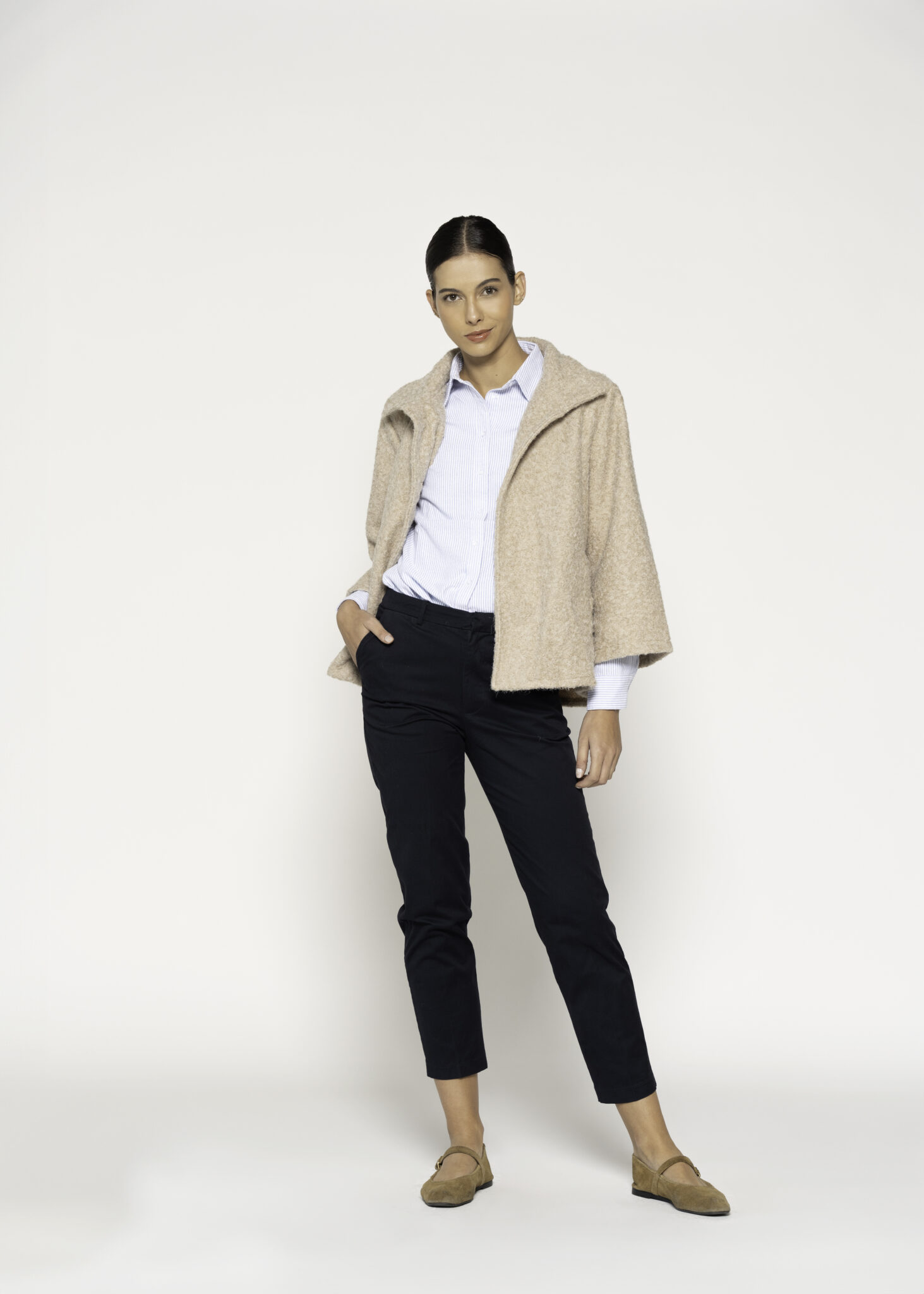Chaqueta corta beige con cuello vuelto y un botón, vista frontal.