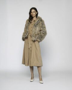Chaqueta corta de pelo beige con vetas grises y solapa, vista frontal.