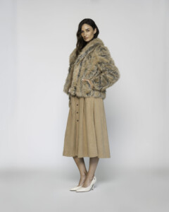 Chaqueta corta de pelo beige con vetas grises y solapa, vista frontal.