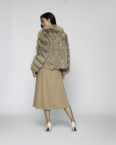 Chaqueta corta de pelo beige con vetas grises y solapa, vista frontal.